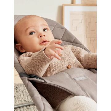 Balansoar BabyBjorn Bliss Sand Grey din tesatura matlasata cu aspect clasic cu bara de jucarii